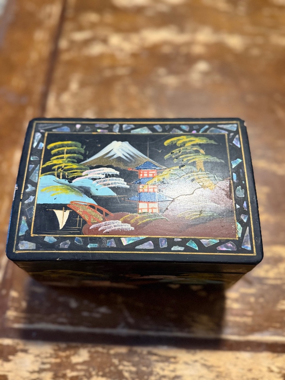 Small Asian Lacquer Jewelry Box music doesn’t work, no lock, mirror